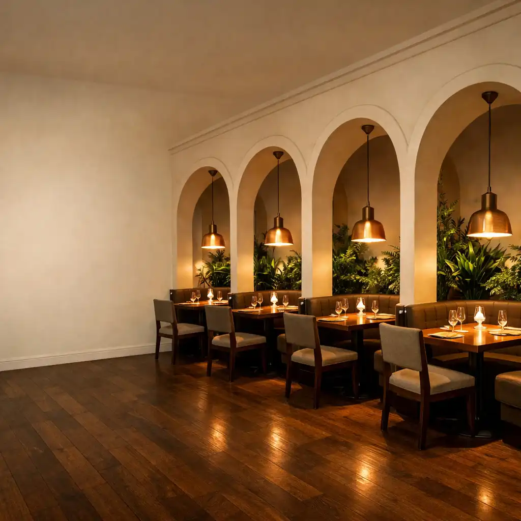 Główna sala restauracyjna z rzędem łukowych wnęk, stolikami i ciepłym oświetleniem